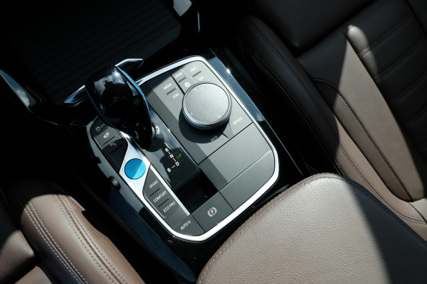 BMW iX3 High Executive 80 kWh | M Sport | Panoramadak | Trekhaak wegklapbaar | Harman/kardon | Keyless entry | Sportstoelen | Stoelverwarming | 360 graden camera | Head Up Display