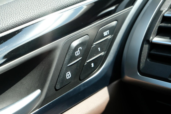 BMW iX3 High Executive 80 kWh | M Sport | Panoramadak | Trekhaak wegklapbaar | Harman/kardon | Keyless entry | Sportstoelen | Stoelverwarming | 360 graden camera | Head Up Display