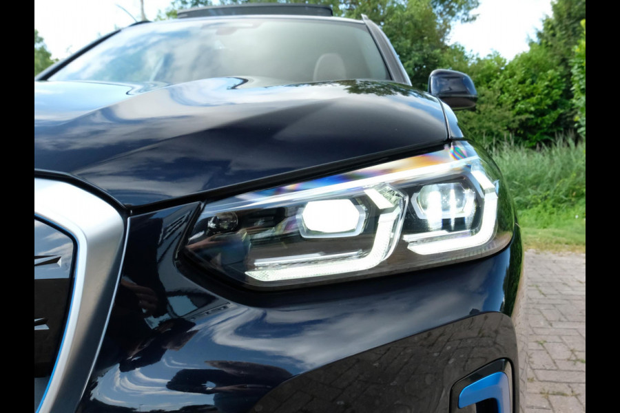 BMW iX3 High Executive 80 kWh | M Sport | Panoramadak | Trekhaak wegklapbaar | Harman/kardon | Keyless entry | Sportstoelen | Stoelverwarming | 360 graden camera | Head Up Display