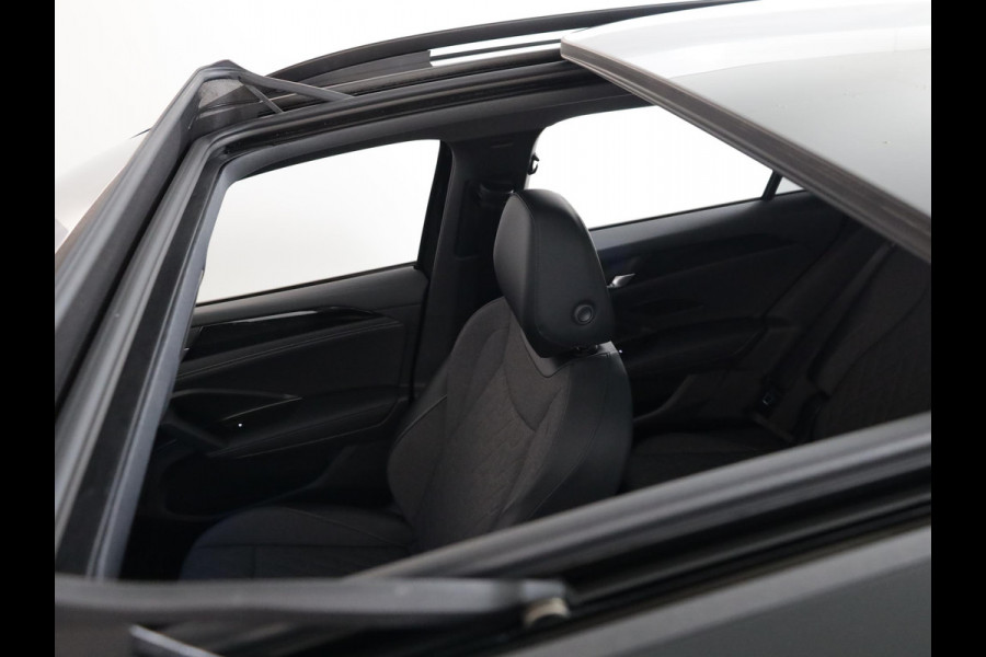 Volkswagen Tiguan 1.5 eTSI Life Edition 130 pk Automaat (DSG) | Verlengde garantie | Navigatie | Panoramadak | Trekhaak (wegklapbaar) | Parkeersensoren (Park assist) | Achteruitrijcamera |