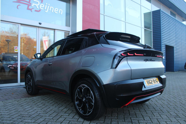 Alfa Romeo junior ELETTRICA SPECIALE 156PK 54 kWh | "SABELT" SPORTSTOELEN ELEKTRISCH VERSTELBAAR MET LEDEREN/ALCANTARA BEKLEDING | PANORAMISCH SCHUIF/KANTEL DAK | BICOLOR DAK (ZWART DAK) | WARMTEPOMP | TECHNOLOGIE PAKKET (O.A. FULL LED ADAPTIVE MATRIX KOPLAMPEN/DODEHOEK DETECTIE/DRAADLOZE TELEFOONLADER/ACHTERUITRIJ CAMERA/PARKEERSENSOREN VOOR, ACHTER,ZIJKANT) | DRAADLOZE APPLE CARPLAY/ANDROID AUTO | CLIMATE CONTROL | ELEKTRISCH BEDIENBARE ACHTERKLEP | STOEL VERWARMING | ELEKTRISCH BEDIENBARE VOORSTOEL | VERKEERSBORDEN HERKENNING | ADAPTIVE CRUISE CONTROL | KEYLESS ENTRY/START |