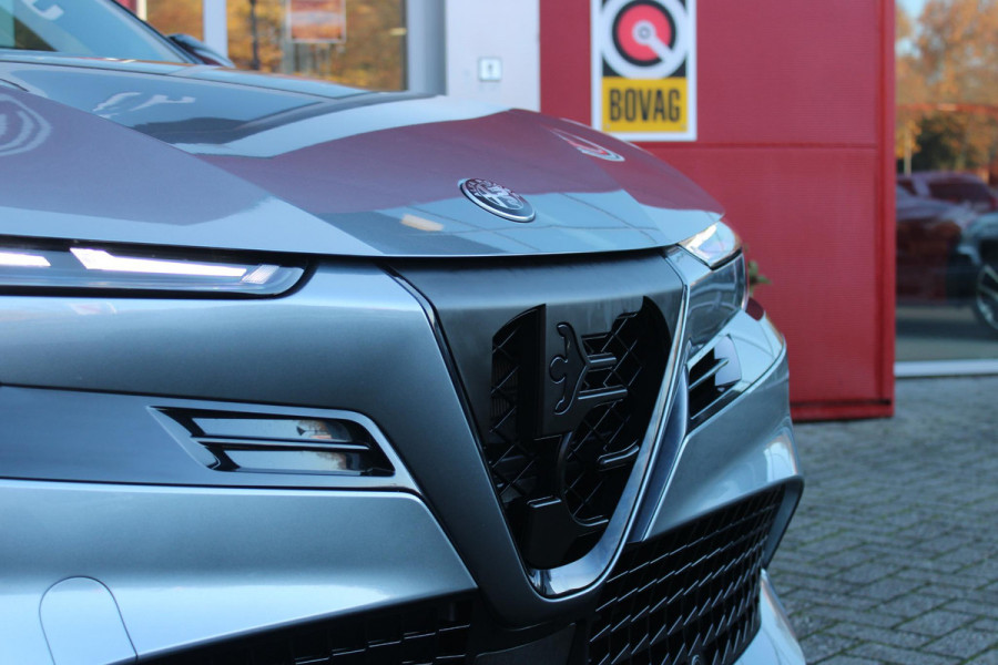 Alfa Romeo junior ELETTRICA SPECIALE 156PK 54 kWh | "SABELT" SPORTSTOELEN ELEKTRISCH VERSTELBAAR MET LEDEREN/ALCANTARA BEKLEDING | PANORAMISCH SCHUIF/KANTEL DAK | BICOLOR DAK (ZWART DAK) | WARMTEPOMP | TECHNOLOGIE PAKKET (O.A. FULL LED ADAPTIVE MATRIX KOPLAMPEN/DODEHOEK DETECTIE/DRAADLOZE TELEFOONLADER/ACHTERUITRIJ CAMERA/PARKEERSENSOREN VOOR, ACHTER,ZIJKANT) | DRAADLOZE APPLE CARPLAY/ANDROID AUTO | CLIMATE CONTROL | ELEKTRISCH BEDIENBARE ACHTERKLEP | STOEL VERWARMING | ELEKTRISCH BEDIENBARE VOORSTOEL | VERKEERSBORDEN HERKENNING | ADAPTIVE CRUISE CONTROL | KEYLESS ENTRY/START |