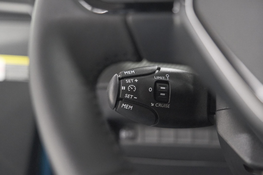 Peugeot 2008 1.2 Hybrid 145 Allure | Apple Carplay | Climate Control | Parkeersensoren Voor + Achter