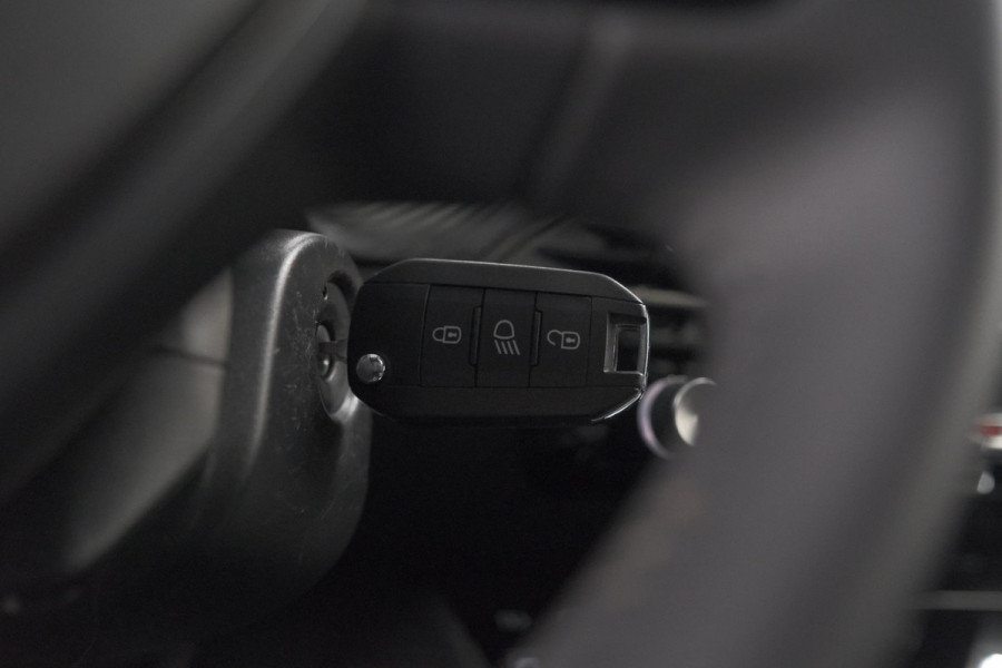 Peugeot 2008 1.2 Hybrid 145 Allure | Apple Carplay | Climate Control | Parkeersensoren Voor + Achter