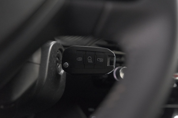 Peugeot 2008 1.2 Hybrid 145 Allure | Apple Carplay | Climate Control | Parkeersensoren Voor + Achter