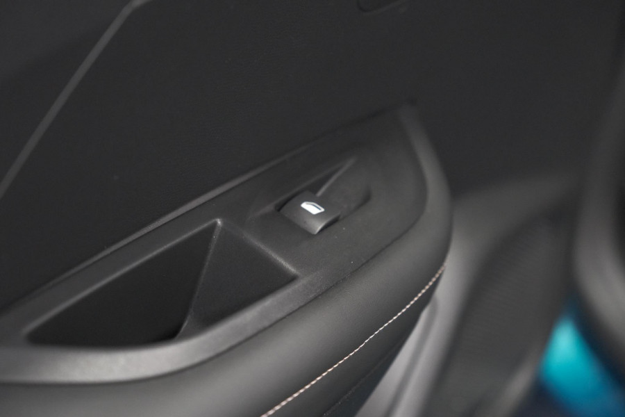 Peugeot 2008 1.2 Hybrid 145 Allure | Apple Carplay | Climate Control | Parkeersensoren Voor + Achter