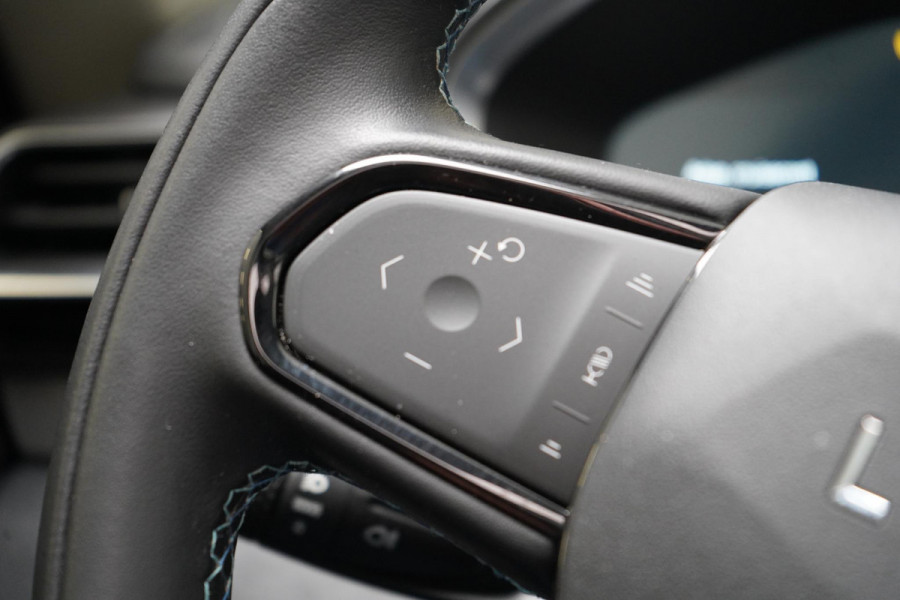 Lynk & Co 01 1.5 | Zwart optiek | 360 camera | Panoramadak | Navigatie | Memory | Apple CarPlay
