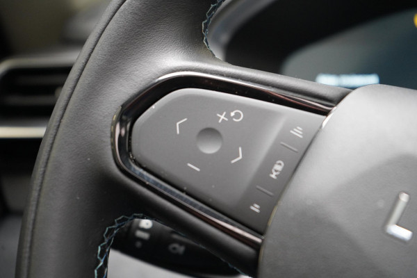 Lynk & Co 01 1.5 | Zwart optiek | 360 camera | Panoramadak | Navigatie | Memory | Apple CarPlay