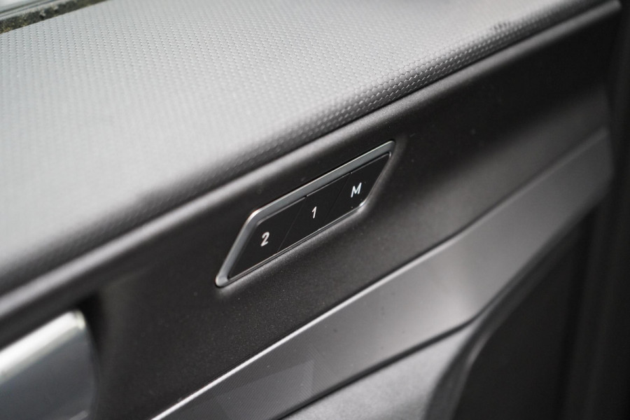 Lynk & Co 01 1.5 | Zwart optiek | 360 camera | Panoramadak | Navigatie | Memory | Apple CarPlay