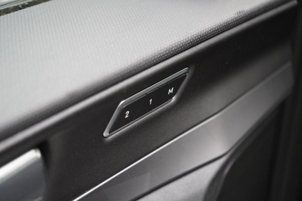 Lynk & Co 01 1.5 | Zwart optiek | 360 camera | Panoramadak | Navigatie | Memory | Apple CarPlay
