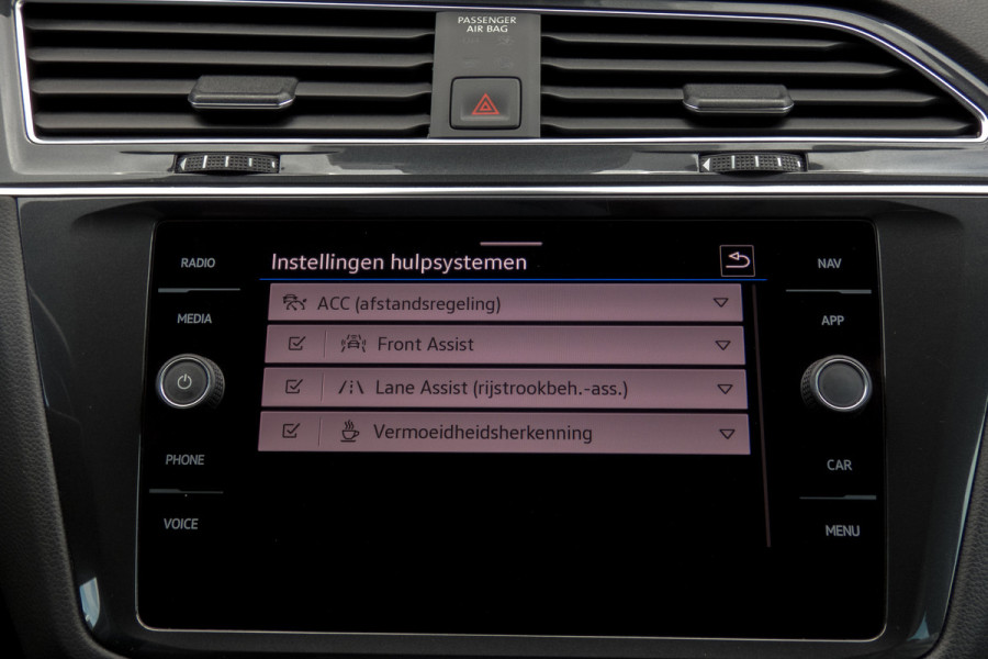 Volkswagen Tiguan 1.5 TSI Life Business | Apple Carplay | ACC | Afn. Trekhaak | Stoel & Stuurverwarming