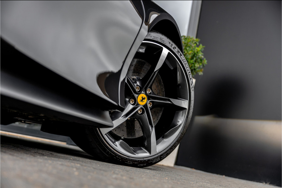 Ferrari SF90 Spider 4.0 V8 - Nieuwe Auto | Origineel NL | Lift | Full Carbon | Nero Daytona