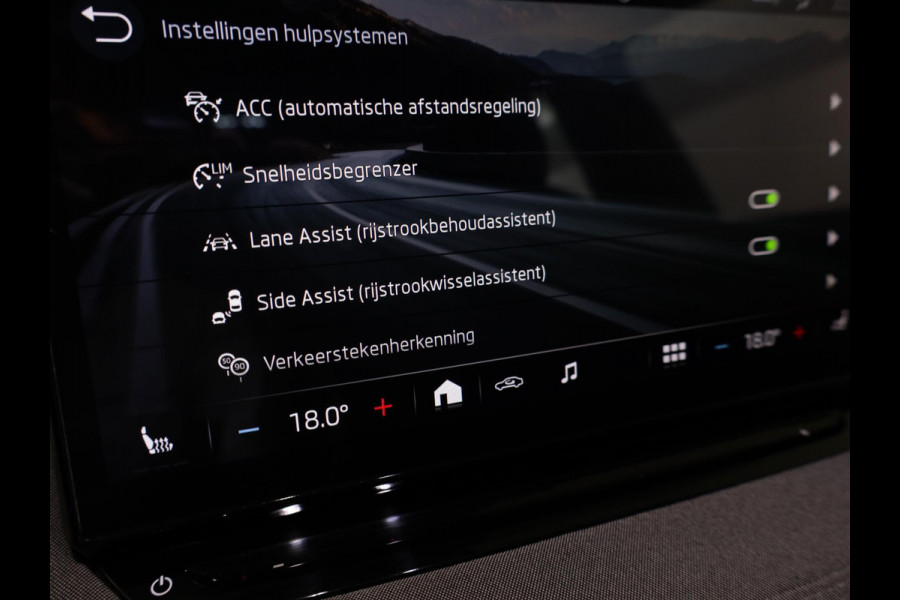 Škoda ENYAQ iV 60 180 pk | Navigatie | Warmtepomp | Panoramadak | Parkeersensoren achter | Climate pakket | Apple Carplay/Android Auto |