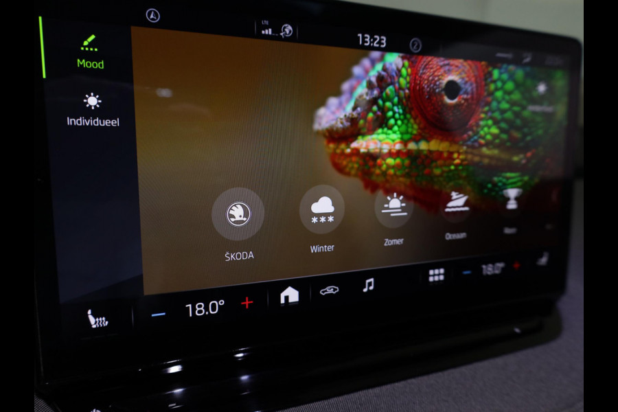 Škoda ENYAQ iV 60 180 pk | Navigatie | Warmtepomp | Panoramadak | Parkeersensoren achter | Climate pakket | Apple Carplay/Android Auto |
