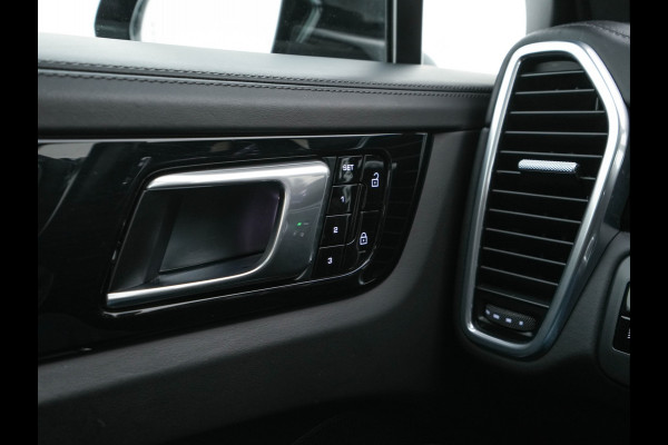 Porsche Cayenne 3.0 E-Hybrid (Plug-in) (INCL.BTW) *PANO | HEAD-UP | LEATHER | ADAPTIVE-CRUISE | FULL-LED | TOP-VIEW | BOSE-SOUND | MEMORY-PACK | SPORT-CHRONO | HEATED-COMFORTSEATS | KEYLESS | NAVI-FULLMAP | PRIVACY-GLASS |  22''AL