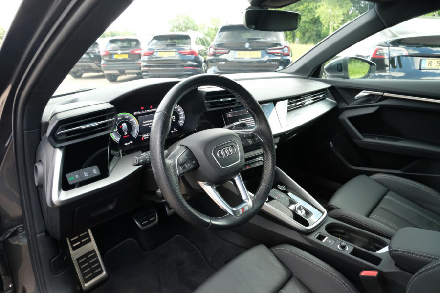 Audi A3 Sportback 40 TFSI S Line 204 PK | Trekhaak afneembaar | Lederen bekleding | Stoelverwarming | Camera | Elektrische achterklep | Dodehoeksensoren | Adaptive cruise control