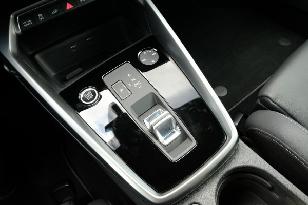 Audi A3 Sportback 40 TFSI S Line 204 PK | Trekhaak afneembaar | Lederen bekleding | Stoelverwarming | Camera | Elektrische achterklep | Dodehoeksensoren | Adaptive cruise control