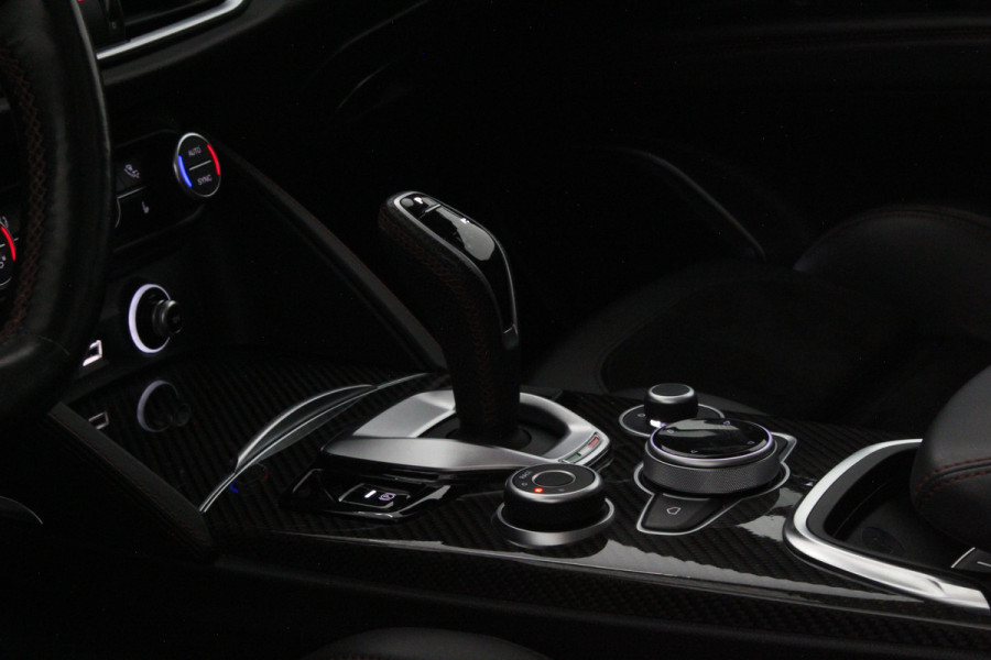 Alfa Romeo Stelvio 2.0 T AWD Veloce > 280pk/Akrapovic/Pano.schuif/21Inch Turismo/Trekhaak...