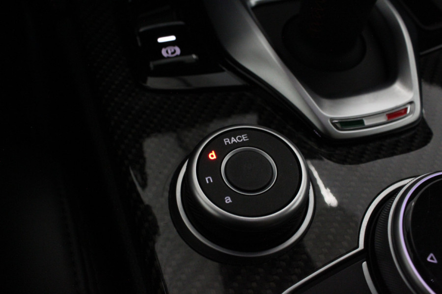 Alfa Romeo Stelvio 2.0 T AWD Veloce > 280pk/Akrapovic/Pano.schuif/21Inch Turismo/Trekhaak...