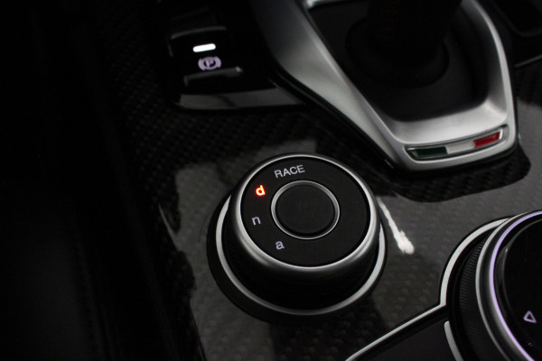 Alfa Romeo Stelvio 2.0 T AWD Veloce > 280pk/Akrapovic/Pano.schuif/21Inch Turismo/Trekhaak...
