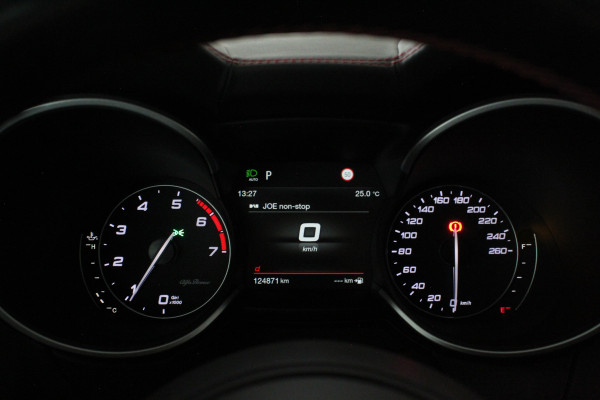 Alfa Romeo Stelvio 2.0 T AWD Veloce > 280pk/Akrapovic/Pano.schuif/21Inch Turismo/Trekhaak...
