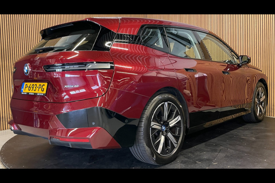 BMW iX XDrive40 Executive 77 kWh|100% SOH|VOLLEDER|ELEK.STUURVERSTELLING|CAMERA|CARPLAY|PDC V+A|NAP|NL-AUTO|INCL.BTW|1e EIGENAAR|