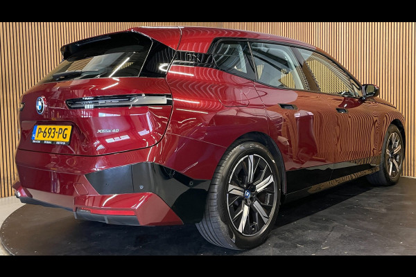 BMW iX XDrive40 Executive 77 kWh|100% SOH|VOLLEDER|ELEK.STUURVERSTELLING|CAMERA|CARPLAY|PDC V+A|NAP|NL-AUTO|INCL.BTW|1e EIGENAAR|
