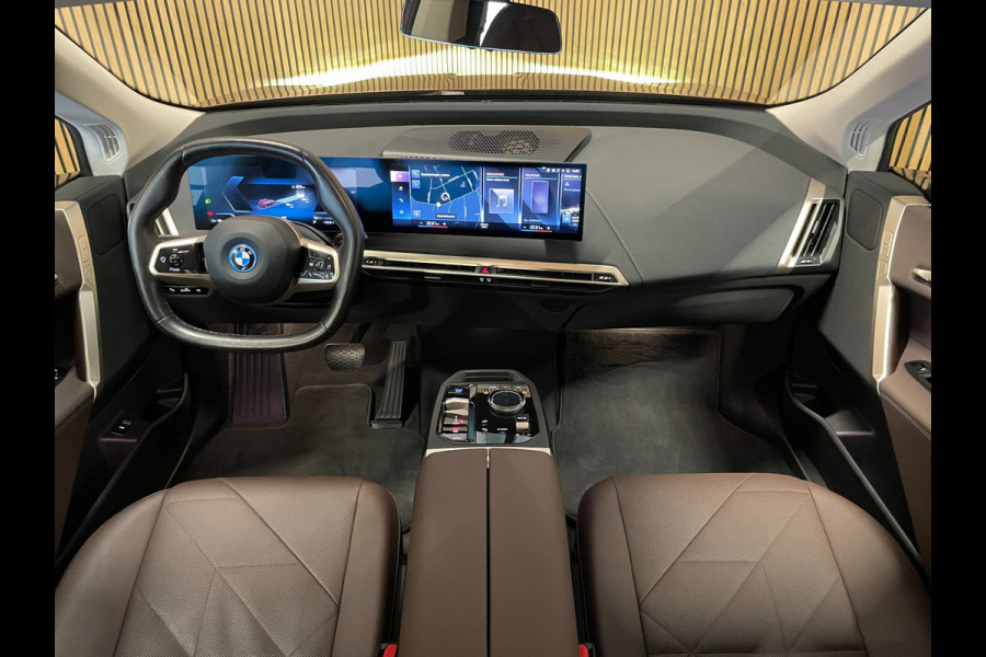 BMW iX XDrive40 Executive 77 kWh|100% SOH|VOLLEDER|ELEK.STUURVERSTELLING|CAMERA|CARPLAY|PDC V+A|NAP|NL-AUTO|INCL.BTW|1e EIGENAAR|