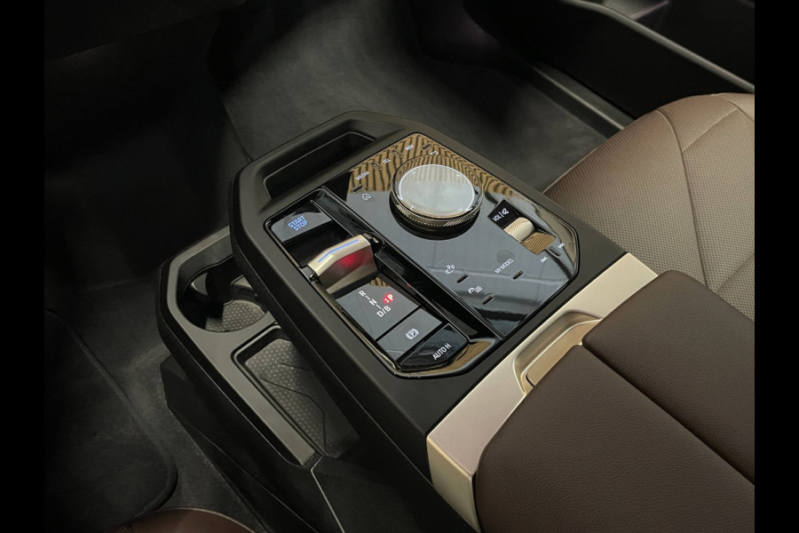 BMW iX XDrive40 Executive 77 kWh|100% SOH|VOLLEDER|ELEK.STUURVERSTELLING|CAMERA|CARPLAY|PDC V+A|NAP|NL-AUTO|INCL.BTW|1e EIGENAAR|