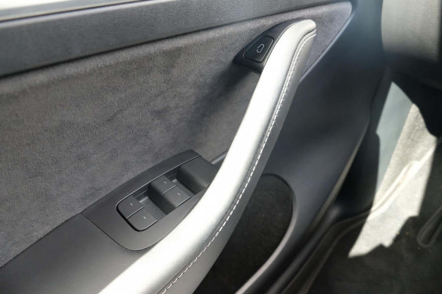 Tesla Model Y Long Range AWD 75 kWh 514 PK | Panoramadak | 360 Camera | LED Verlichting | CarPlay | Lichtmetalen Velgen | Elektrische Stoelen | Elektrische Klep | Navigatie |