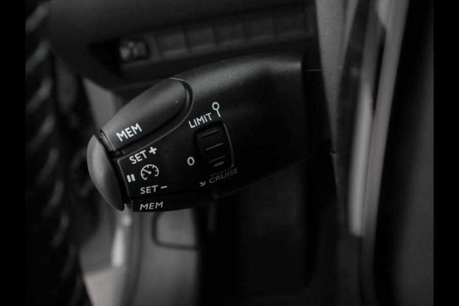 Peugeot e-208 EV Allure 50 kWh Warmtepomp Navigatie Apple Carplay Android Auto Parkeerhulp Cruise Control Full Led Climate Control Lichtmetalen velgen