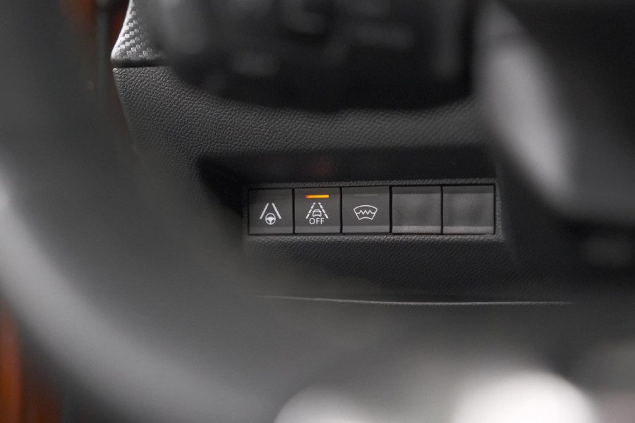 Peugeot e-2008 EV GT Pack 50 kWh | 92,6% SOH | Panoramadak | Adaptieve Cruise Control | Alcantara Bekleding
