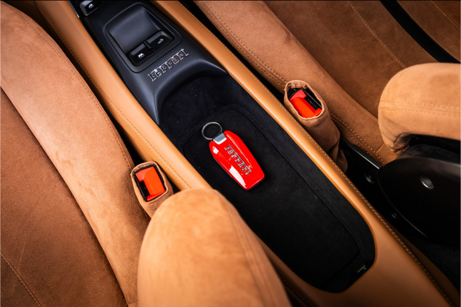 Ferrari F8 Spider 3.9 V8 HELE - Nero Daytona | Passenger Display | Lift | Alcantara