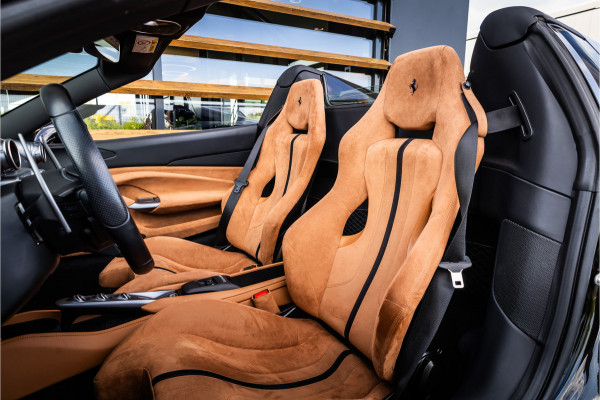 Ferrari F8 Spider 3.9 V8 HELE - Nero Daytona | Passenger Display | Lift | Alcantara