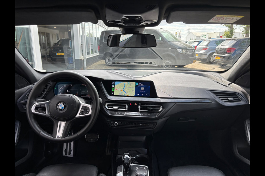 BMW 1-serie 118i Executive Edition | M Pakket | Leer | Apple Carplay | Sfeerverlichting | Parkeersensoren