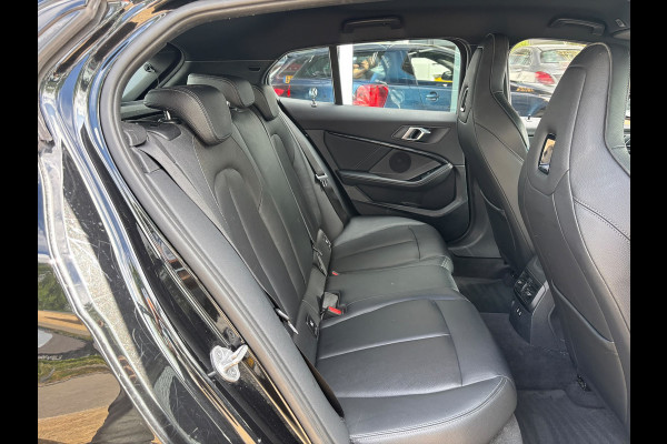 BMW 1-serie 118i Executive Edition | M Pakket | Leer | Apple Carplay | Sfeerverlichting | Parkeersensoren