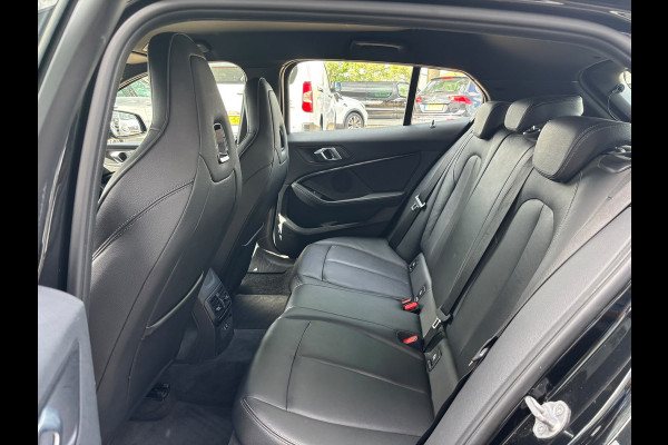 BMW 1-serie 118i Executive Edition | M Pakket | Leer | Apple Carplay | Sfeerverlichting | Parkeersensoren