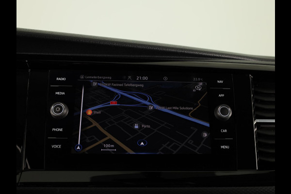 Volkswagen Transporter 2.0 TDI L2H1 30 DC 150 pk Automaat | Navigatie | Trekhaak | Parkeersensoren | Achteruitrijcamera | Cruise control |