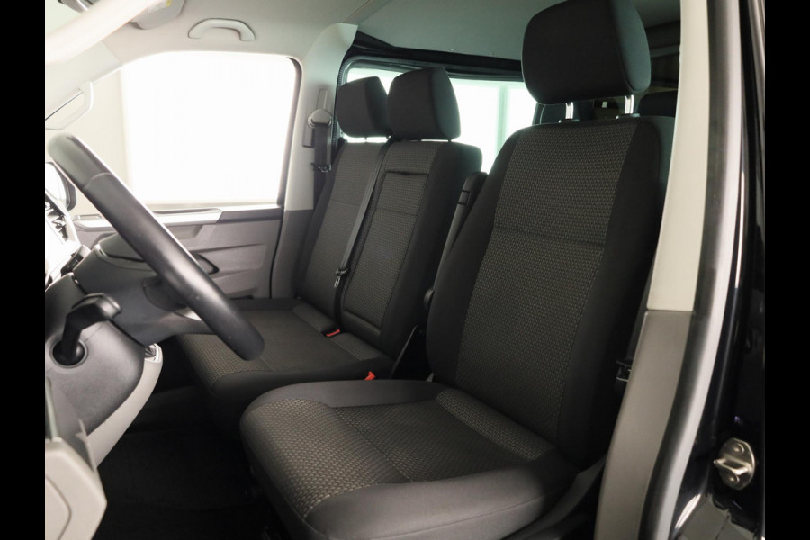 Volkswagen Transporter 2.0 TDI L2H1 30 DC 150 pk Automaat | Navigatie | Trekhaak | Parkeersensoren | Achteruitrijcamera | Cruise control |