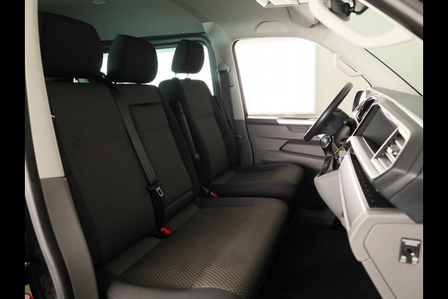 Volkswagen Transporter 2.0 TDI L2H1 30 DC 150 pk Automaat | Navigatie | Trekhaak | Parkeersensoren | Achteruitrijcamera | Cruise control |