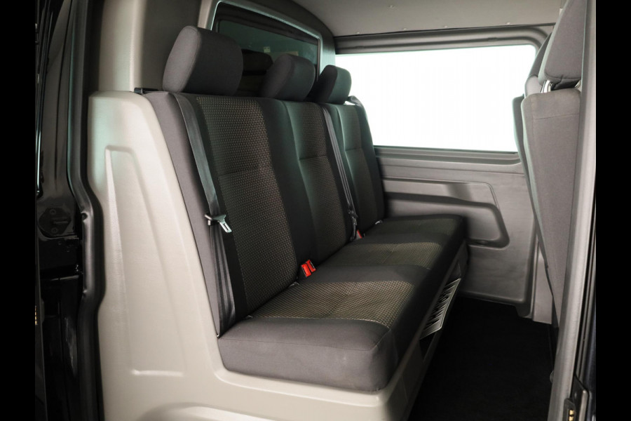 Volkswagen Transporter 2.0 TDI L2H1 30 DC 150 pk Automaat | Navigatie | Trekhaak | Parkeersensoren | Achteruitrijcamera | Cruise control |