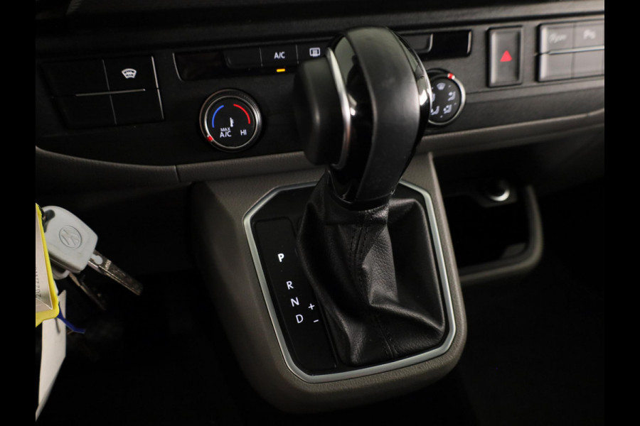 Volkswagen Transporter 2.0 TDI L2H1 30 DC 150 pk Automaat | Navigatie | Trekhaak | Parkeersensoren | Achteruitrijcamera | Cruise control |