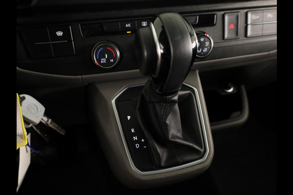 Volkswagen Transporter 2.0 TDI L2H1 30 DC 150 pk Automaat | Navigatie | Trekhaak | Parkeersensoren | Achteruitrijcamera | Cruise control |