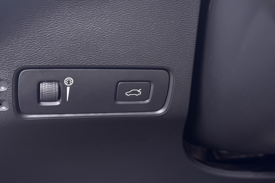 Volvo XC40 2.0 B4 Inscription (PANORAMADAK, TREKHAAK, STOEL/STUUR VERWARMING, CAMERA, PARKEERSENSOREN)