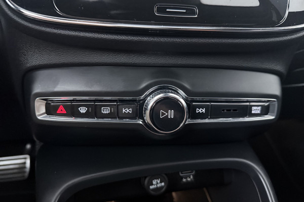 Volvo XC40 2.0 B4 Inscription (PANORAMADAK, TREKHAAK, STOEL/STUUR VERWARMING, CAMERA, PARKEERSENSOREN)