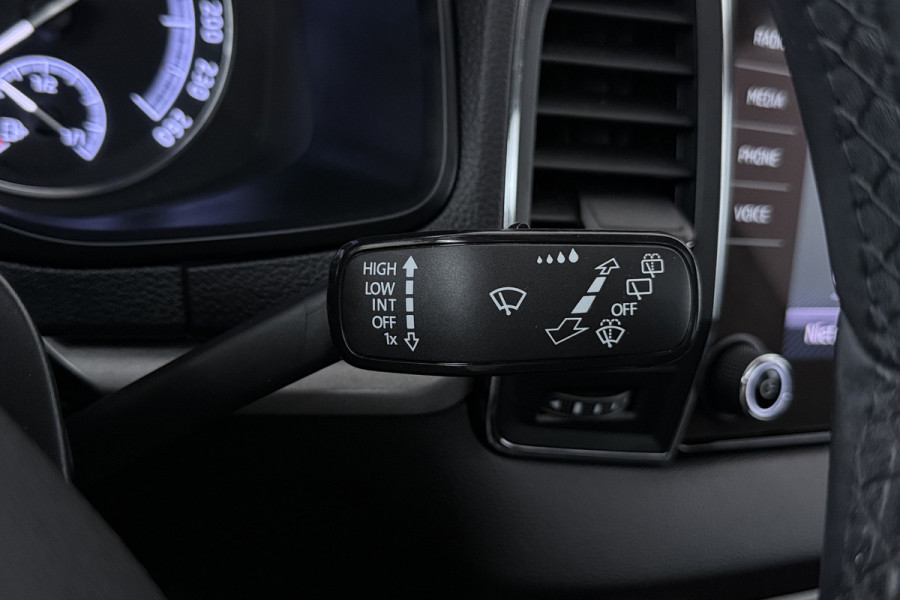 Škoda Karoq 1.5 TSI ACT Ambition Business (PANORAMADAK, STOELVERWARMING, NAVIGATIE, PARKEERSENSOREN)