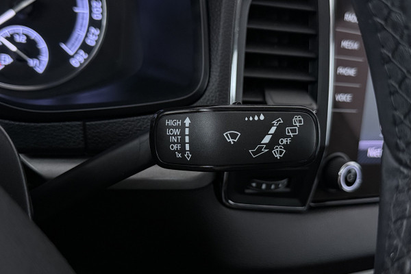 Škoda Karoq 1.5 TSI ACT Ambition Business (PANORAMADAK, STOELVERWARMING, NAVIGATIE, PARKEERSENSOREN)