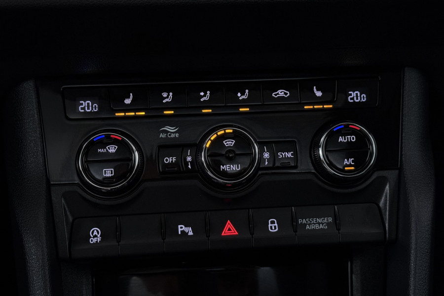 Škoda Karoq 1.5 TSI ACT Ambition Business (PANORAMADAK, STOELVERWARMING, NAVIGATIE, PARKEERSENSOREN)