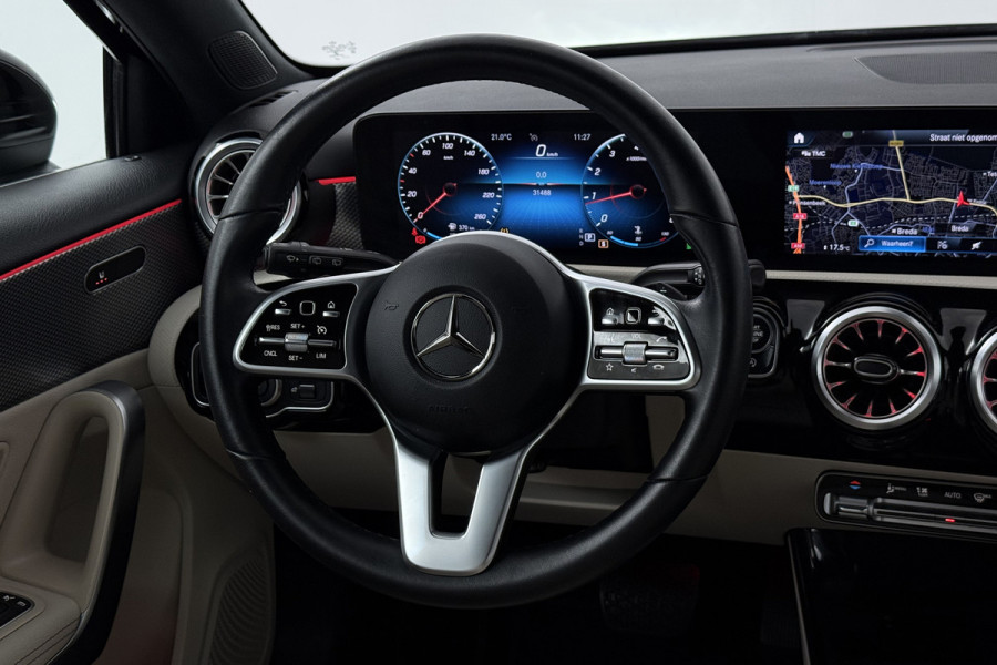 Mercedes-Benz A-Klasse 180 Business Solution Luxury (STOELVERWARMING, SFEERVERLICHTING, NAVIGATIE, CAMERA, PARKEERSENSOREN)
