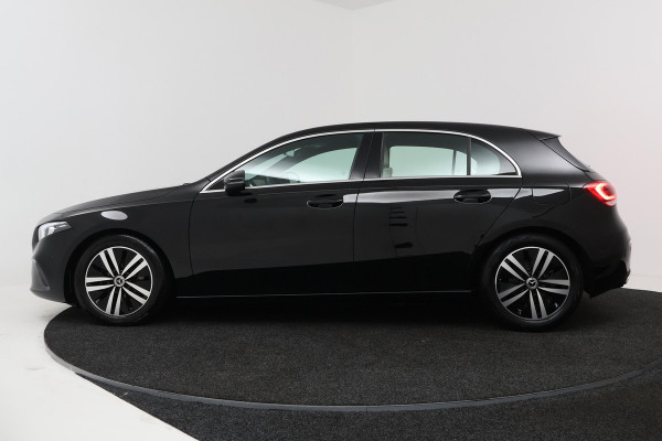 Mercedes-Benz A-Klasse 180 Business Solution Luxury (STOELVERWARMING, SFEERVERLICHTING, NAVIGATIE, CAMERA, PARKEERSENSOREN)
